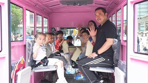 【喜迎六一】玛西尔 “复儿号”卡通造型电动车在上海复旦大学儿科医院投入使用
