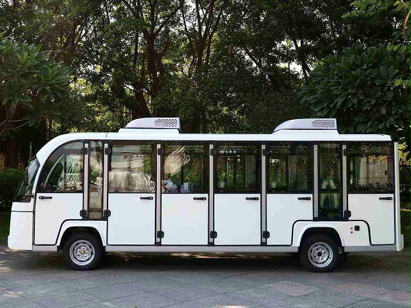 十七座封闭观光车