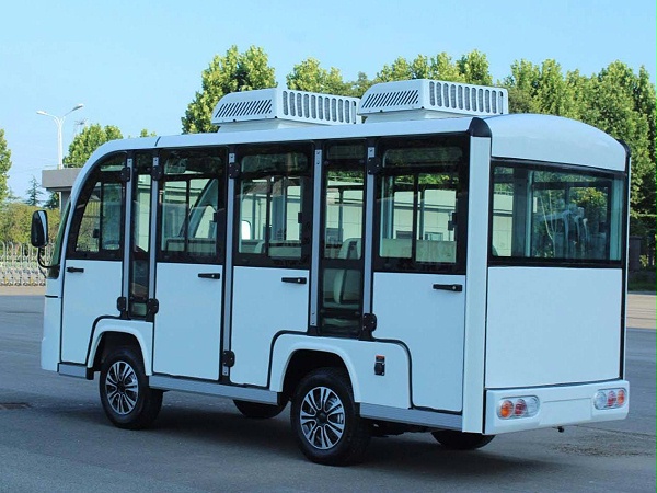 十一座封闭观光车