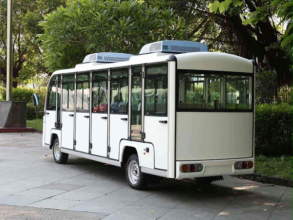 十七座封闭观光车