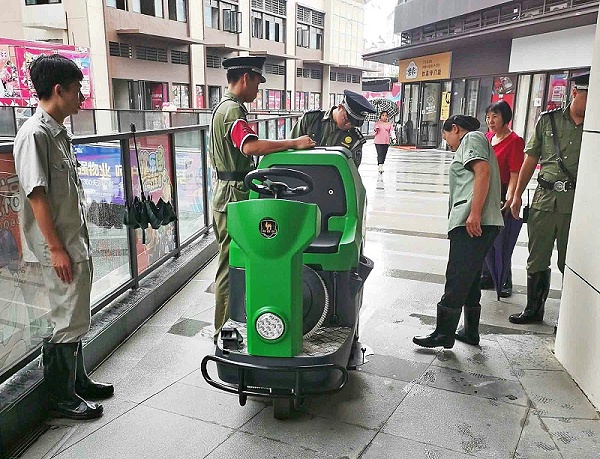 商场洗地机