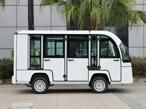 八座封闭电动观光车