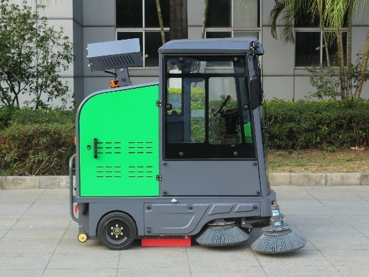 玛西尔驾驶式扫地车