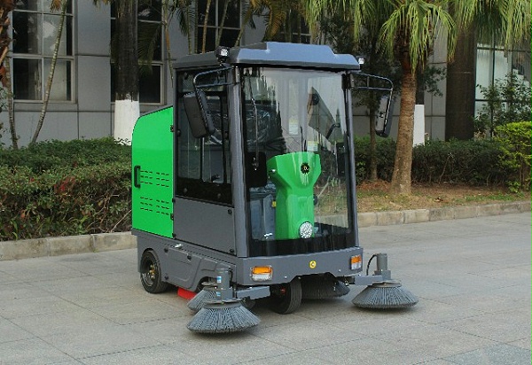 玛西尔驾驶式扫地车 (1)