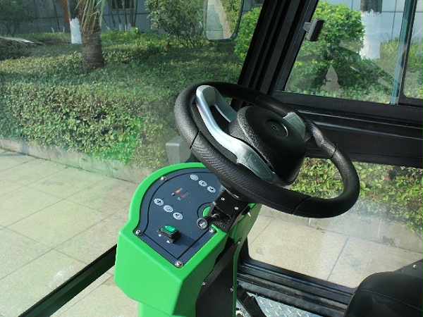 驾驶式电动扫地机