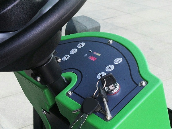 驾驶式电动扫地机