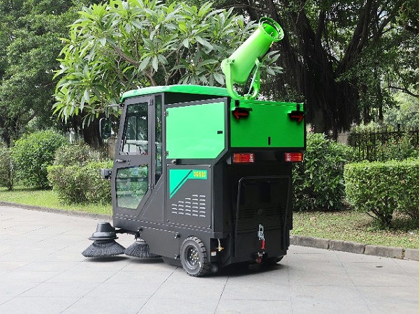 驾驶式电动扫地机