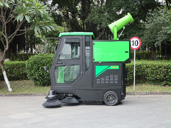驾驶式电动扫地机